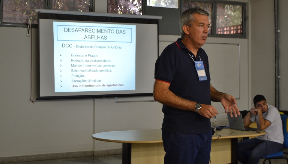 Palestrante professor Paulo Henrique  fala sobre o uso indiscriminado de agrotóxicos e o desaparecimento das abelhas Foto Elini Oliveira- Dicom