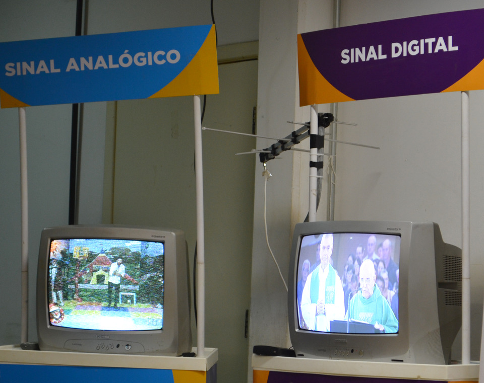 TV analógica e TV digital  Foto Elini Oliveira