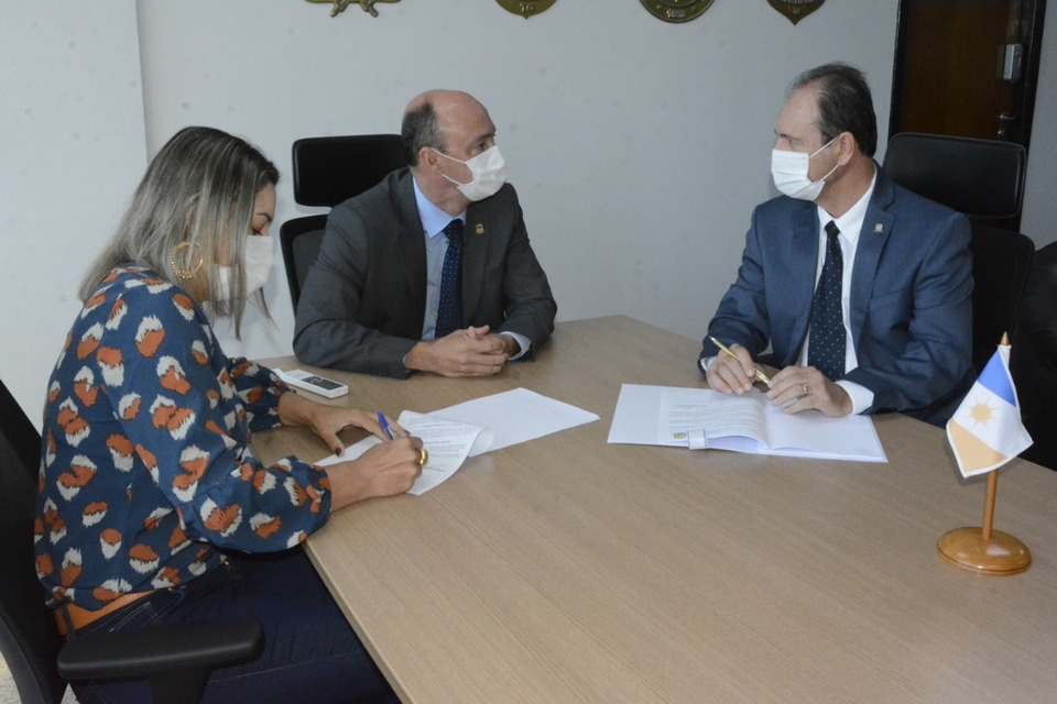 A assinatura aconteceu na manhã desta quinta, no gabinete do secretário de Segurança Pública. Foto: Dennis Tavares/SSPTO