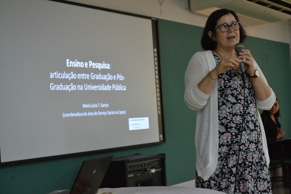 Dr.ª Maria Lúcia durante palestra sobre Ensino e Pesquisa, no Câmpus de Miracema (Foto: Rodrigo Mamédio/Divulgação)