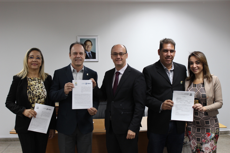 Nelsiane, Bovolato, Sampaio, Pimenta e Georgiana (e p/ d) após a assinatura do Termo de Cooperação (Foto: Valney Valdevino / RP-UFT)