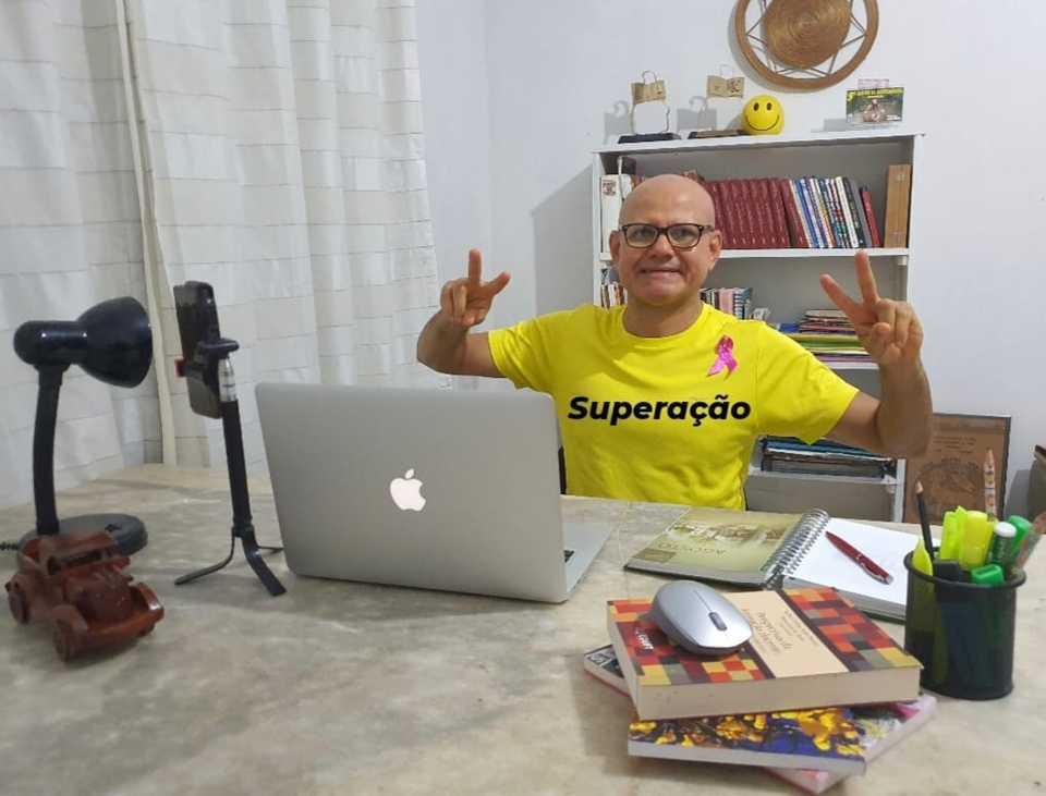 Professor Nataniel Araújo.em sua sala reformulada para suas aulas remota