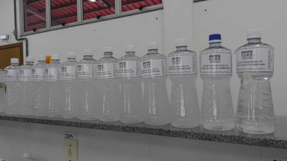 Mais de 80 litros de álcool em gel e álcool líquido foram produzidos pelo Laboratório de Química do curso em Araguaína (Foto: Divulgação)