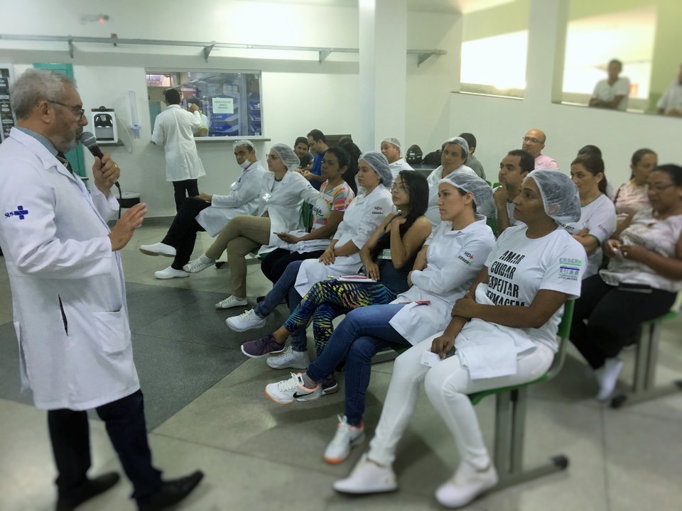 Médico do trabalho, Ademar Vieira Filho (em pé), durante palestra sobre acidentes de trabalho, no HDT-UFT (Foto: Daianni Parreira/UCS/HDT-UFT)