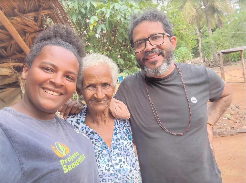 Professor Adriano Castorino, aluna Mônica Ribeiro da Silva, bolsista do PIBEX - EAD, e a sua avó, Domingas Ribeiro