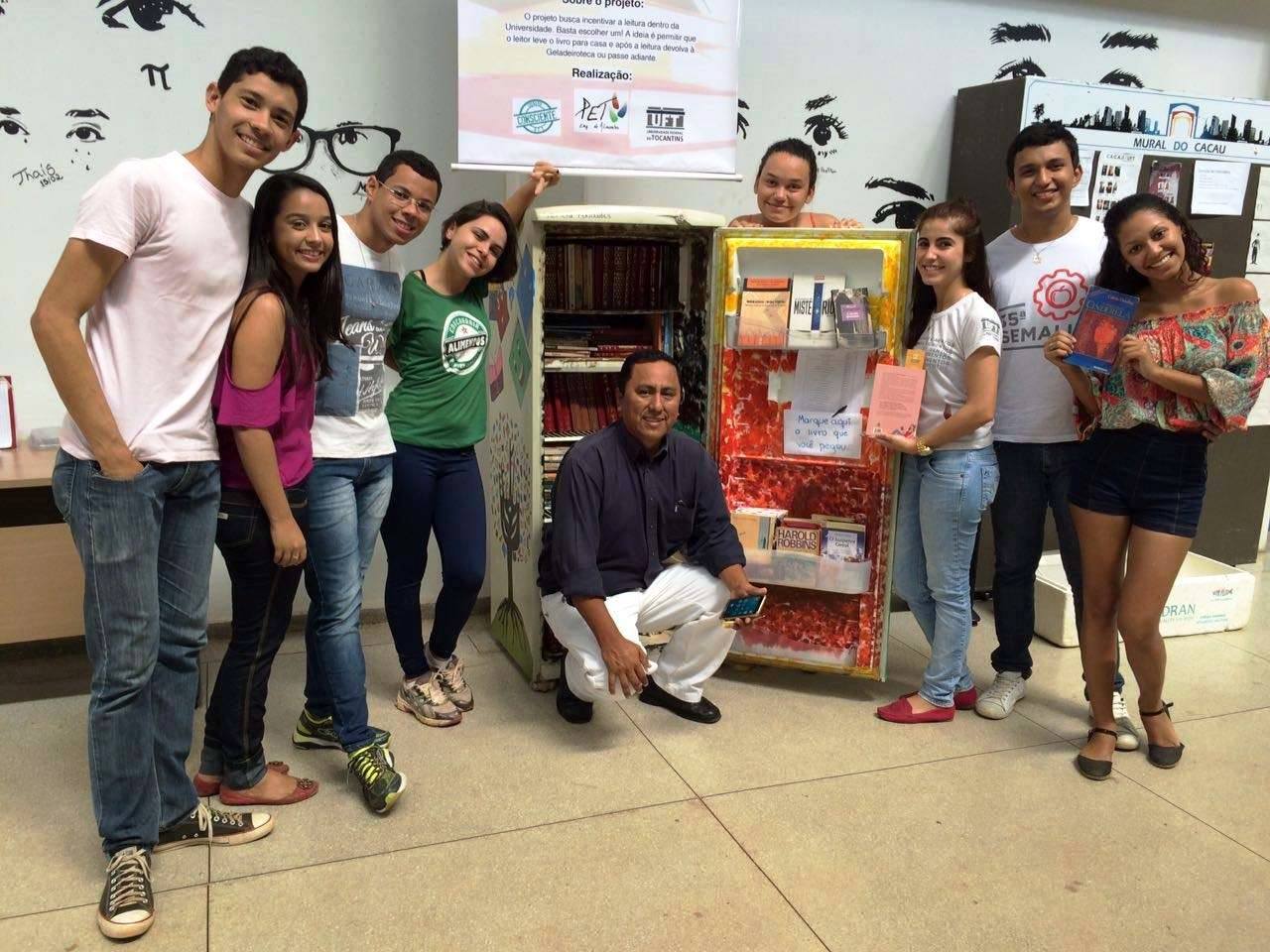 Acadêmicos de Engenharia de Alimentos e professor Abraham Damian na inauguração da Geladeiroteca  (Foto: Divulgação)