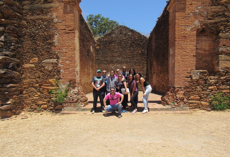 Mestrandos de Geografia nas ruínas da Igreja de Nossa Senhora do Rosário dos Pretos, em Natividade (Foto: César Camargo)
