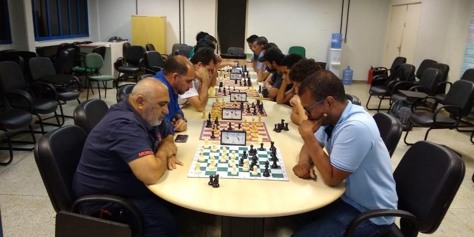 Competidores de Palmas e Miracema participaram do II Torneio de Xadrez Rápido da UFT (Foto: Dimas Magalhães/Divulgação)