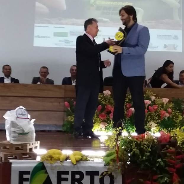 Pereira Lima (e) entrega a Comenda Semear a Filipe Marques, presidente do IAC-UFT (Foto: Divulgação Faerto)