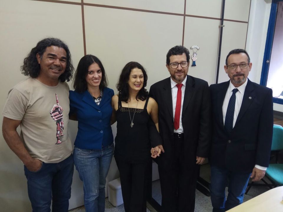 Da esquerda para direita, o cantor Dorivã, a profª Cynthia Mara, profª Verônica Dantas, Paulo Albuquerque e o prof. Américo Ricardo - Foto: Divulgação/PPGCom