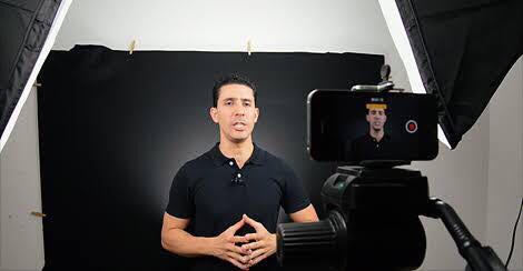 Aluno da especialização, em gravação de vídeo para o canal (Foto: Divulgação)
