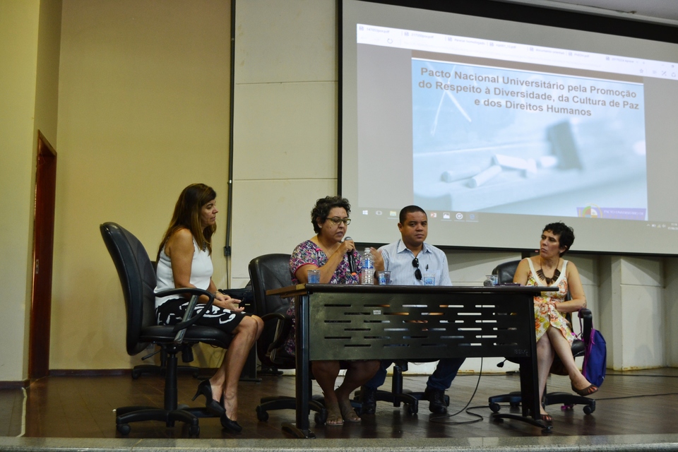 O Pacto sendo apresentado pela representante do MInistério da Cidadania e Justica, Fernanda Calderaro na UFT. Foto Caroline Falcão