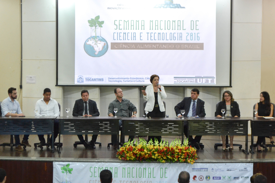 Autoridades compõem a mesa durante a abertura da Semana Nacional de Ciência e Tecnologia (Foto: Lean Felipe)