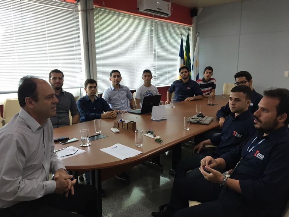 Reitor Luís Eduardo Bovolato reunido com os integrantes da Tesla Engehnaria (Foto: Divulgação/Tesla Engenharia)