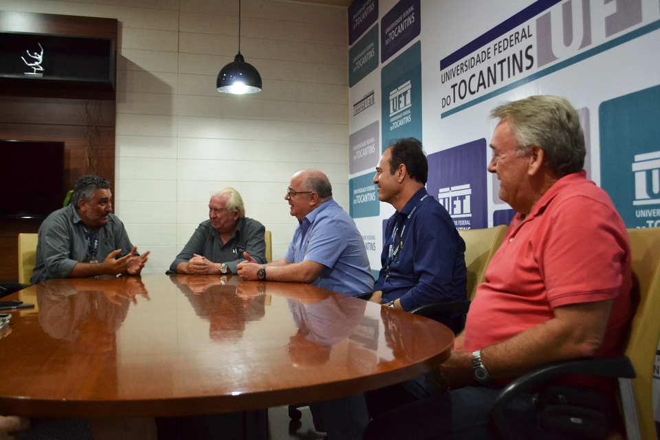 Da esq. para a dir., o pró-reitor Eduardo Erasmo, Francisco Chaves, Angelo Cortelazzo, o vice-reitor Luís Eduardo Bovolato e Erineu Schwingel (Foto: Bianca Zanella/Dicom)