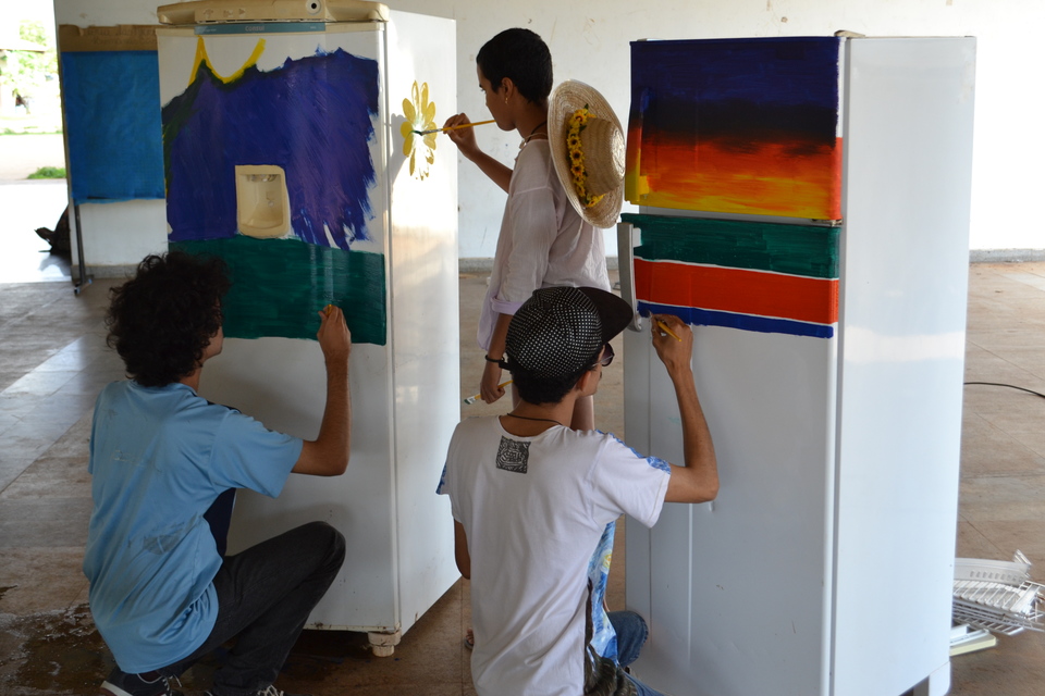 Estudantes do curso de Teatro participaram do processo de pintura artística nas carcaças de geladeira (Foto: Vinicius Venancio/Dicom)