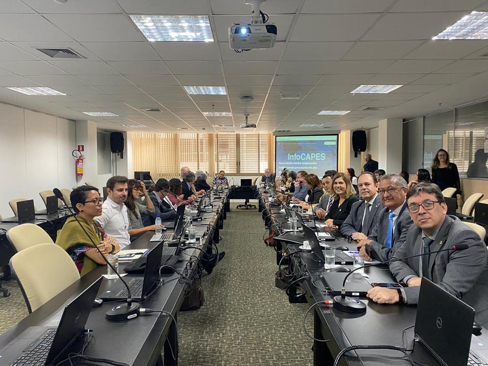 Reunião na Capes para discutir um edital de apoio para programas de pós-graduação (Foto: Divulgação)