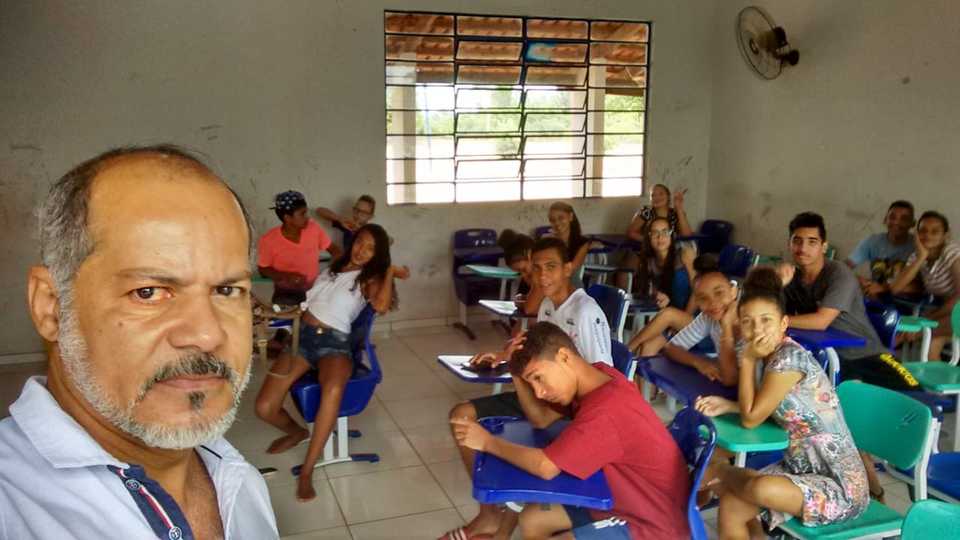 Professor Milton Teixeira e estudantes envolvidos no projeto de extensão (Foto: Divulgação)