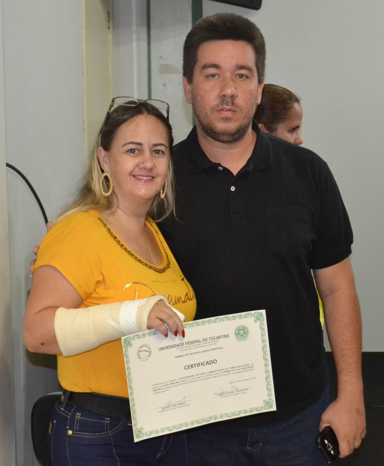 Sandra Mara, uma das premiadas, ao  lado do diretor de Pesquisa, Guilherme Nobre (Lukas Ramos/Dicom)