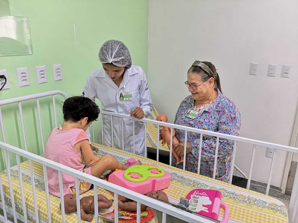 Brinquedos e atividades lúdicas ajudam na recuperação de crianças durante hospitalização no HDT-UFT (Foto: Paulo Souza)