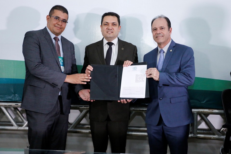 Anderson Correia, presidente da Capes, Luis Eduardo Bovolato, presidente do Fórum de Reitores da Região Norte, e Leandro Soares, presidente da Fapeam assinaram o acordo de intenções (Foto: Haydée Vieira - CCS/Capes)