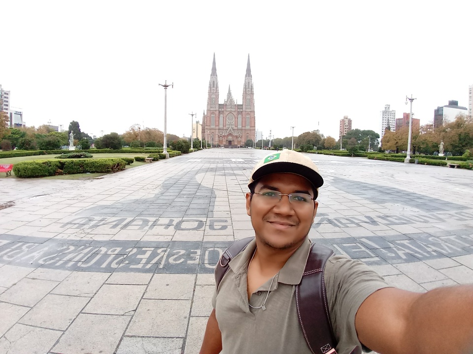 Professor Tanilson Dias  em frente a Catedral de La Plata que fica na Plaza Moreno (Foto: Arquivo Pessoal)