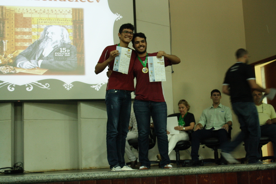 Dois dos alunos premiados nesta segunda-feira (12). Foto_Paulo Teodoro 