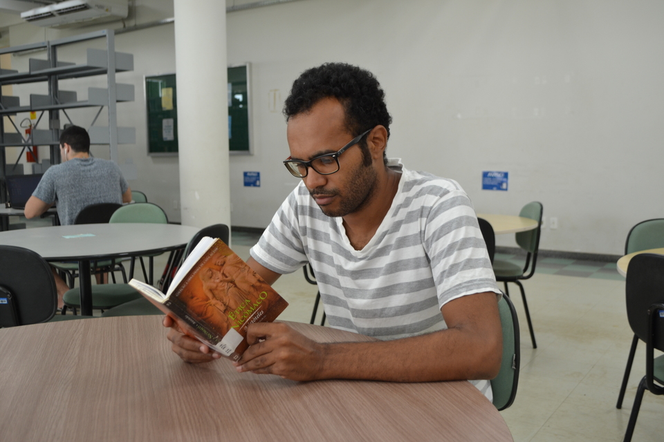 Leandro Pires aproveita suas folgas para ler os livros sugeridos pelos professores. (Foto:Érica Regina Ferreira)