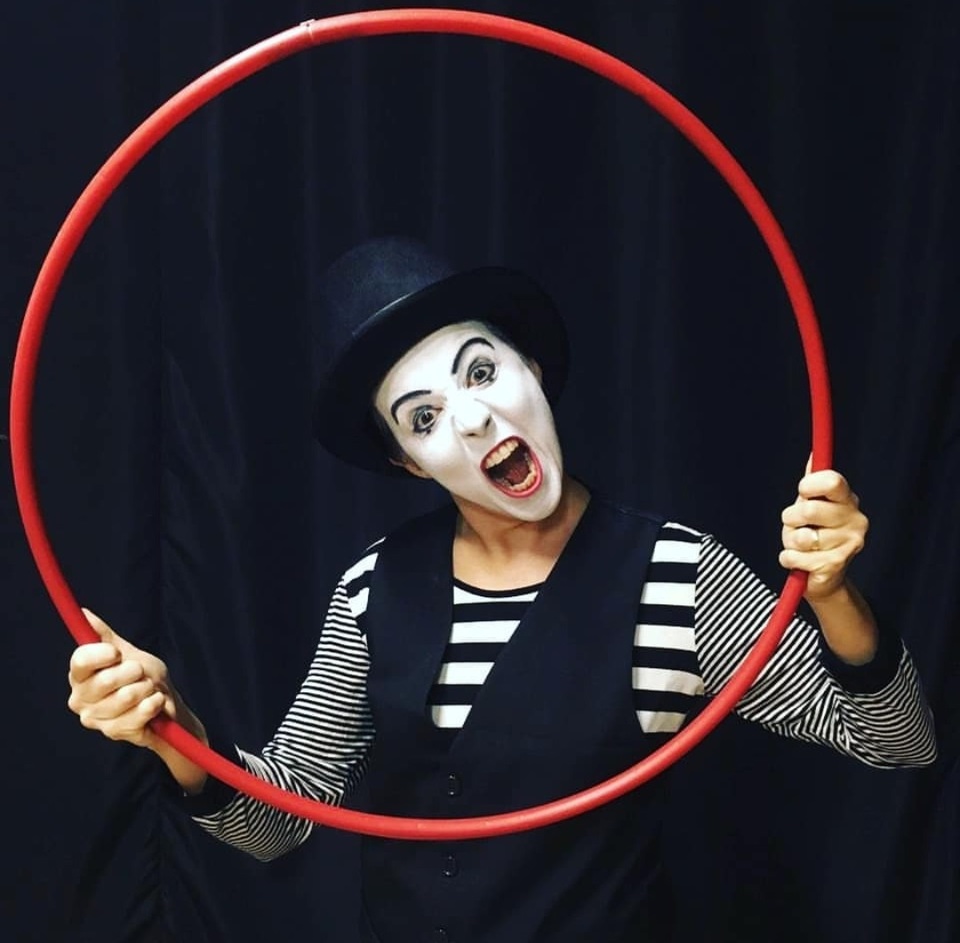 Renata Ferreira em momento de performance mímica (foto: divulgação)