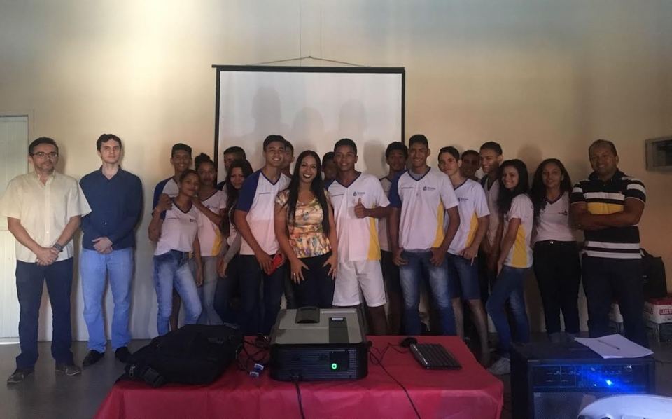 Acadêmicos e parte dos secundaristas que participaram do projeto (Foto: Divulgação)