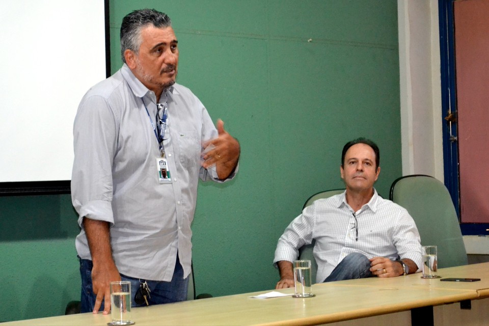 Pró-reitor Eduardo Lemus (esquerda) apresenta metodologia da reunião, acompanhado pelo vice-reitor em exercício, Luís Eduardo Bovolato (Foto: Érica Regina/Dicom)