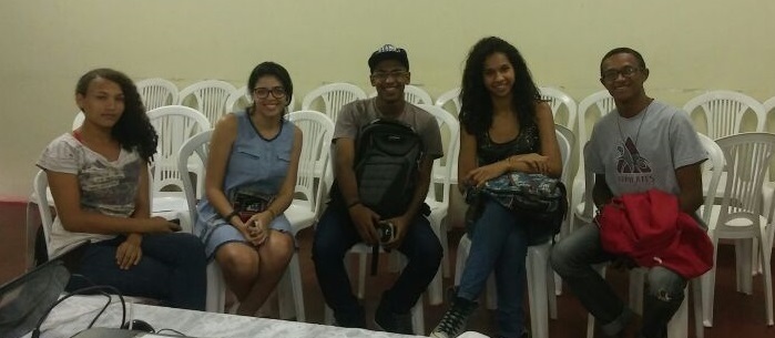 Alunos Pibid junto à estudante Vitória Soares (segunda dir.) Foto: Douglas Costa