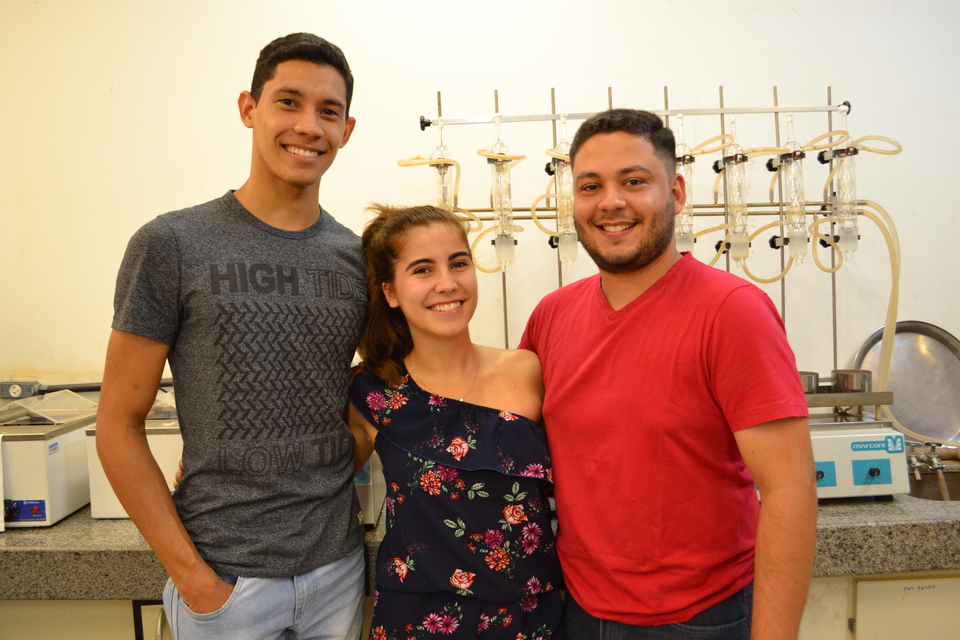 Estudantes de Engenharia de Alimentos; Eduardo Henrique, Letícia Camargo e Hermanny Matos farão estágio obrigatório na França