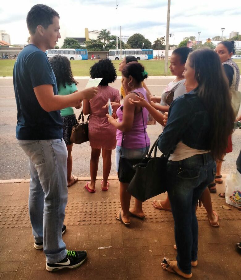 Cartilha foi distribuída pelos estudantes com mulheres trabalhadoras em Palmas (Foto: Divulgação)