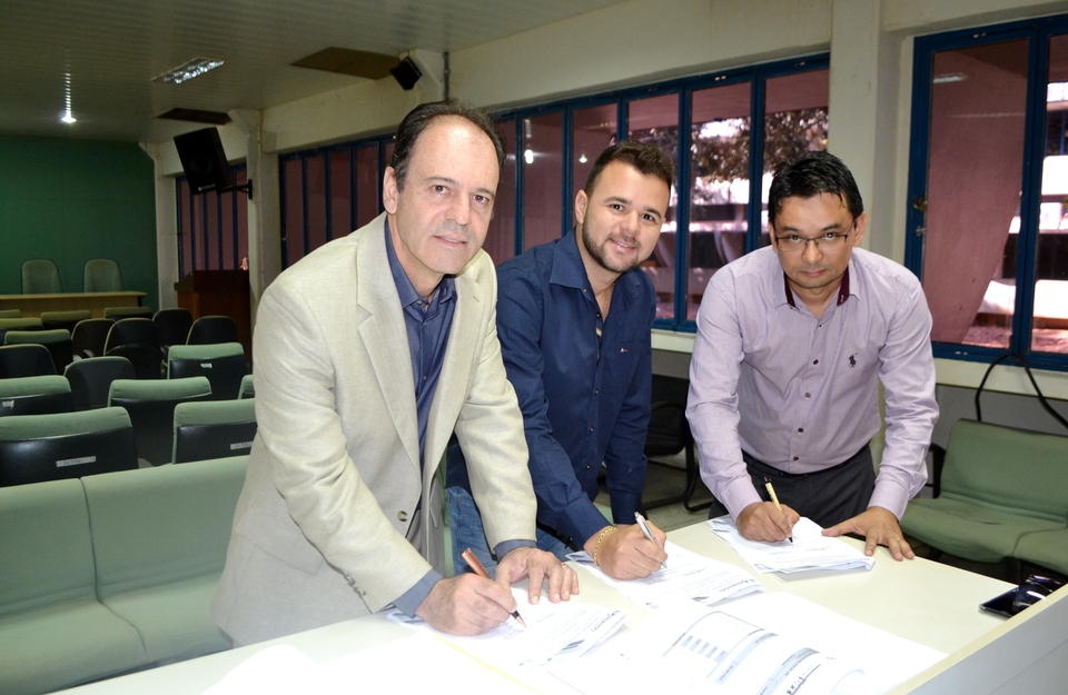 Assinatura do convênio realizada pelo reitor Luís Eduardo Bovolato, secretário de infraestrutra e serviços públicos de Paraíso Leonardo Soares e diretor executivo da Fapto Leo Araújo. Foto Caroline Falcão