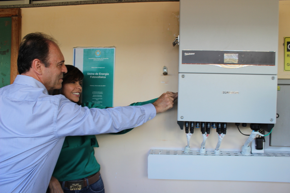 Ligação do equipamento das placas fotovoltaicas (Foto: Samuel Lima/Sucom)