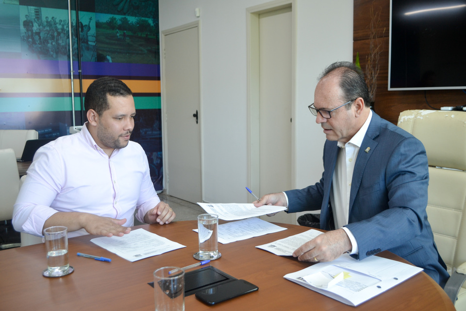 Bovolato e Felipe assinam Termo de Cooperação (Foto: Daniel dos Santos)