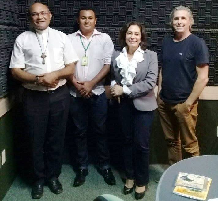 Professora Marluce Zacariotti (centro) com o Arcebispo de Palmas (primeiro à esquerda), Pedro Brito Guimarães, com o diretor de biodiversidade e áreas de proteção do Naturatins, Gilberto Íris de Oliveira (segundo à esq.) e com o professor da UFT, Doutor em ecologia, manejo e vida silvestre, Renato Torres (primeiro à direita). (Foto: Divulgação/Rádio UFT FM