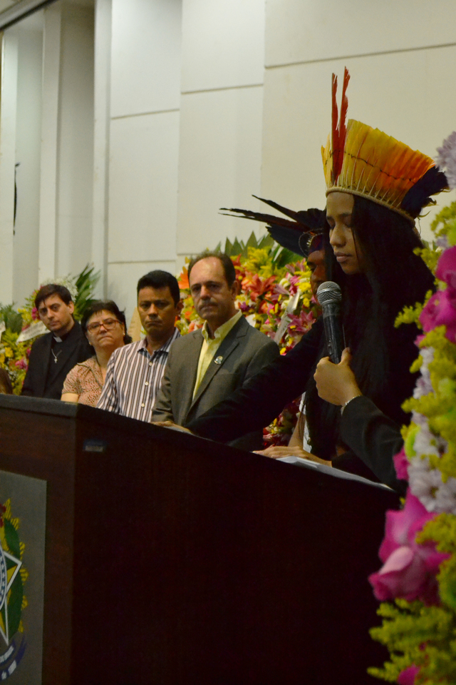 Estudantes indígenas também prestaram homenagens a Isabel Auler (Foto: Samuel Lima)