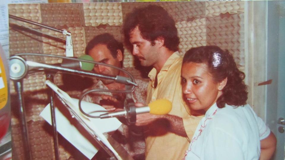 José Nery, Décio Caldeira e Artemisa Azevedo (e p/ d) durante gravação de peça de radioteatro, nos estúdios da Rádio Nacional da Amazônia década, 1980 (Foto Acervo/Pesquisador)