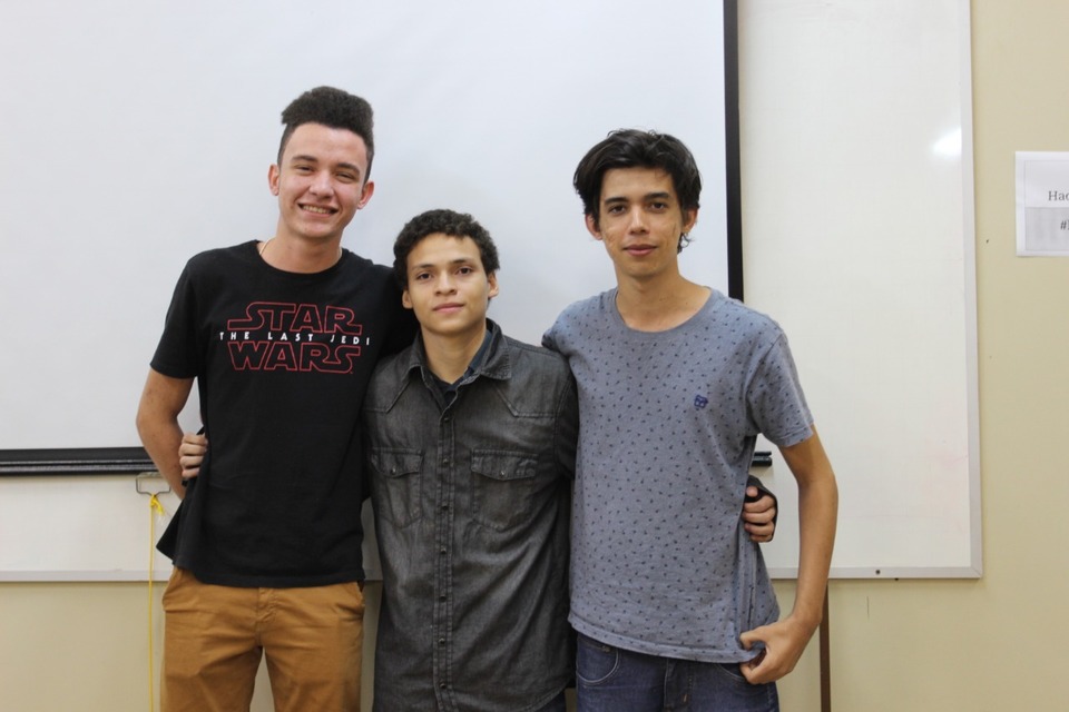 Willyãn, Rômane e Levi, da esquerda pra direita, vencedores do Hackathon (Foto: Clenio Araujo/Embrapa Pesca e Aquicultura)