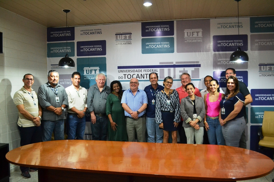 A equipe de trabalho da UFT na reunião de encerramento com os avaliadores (Foto: Bianca Zanella/Dicom)