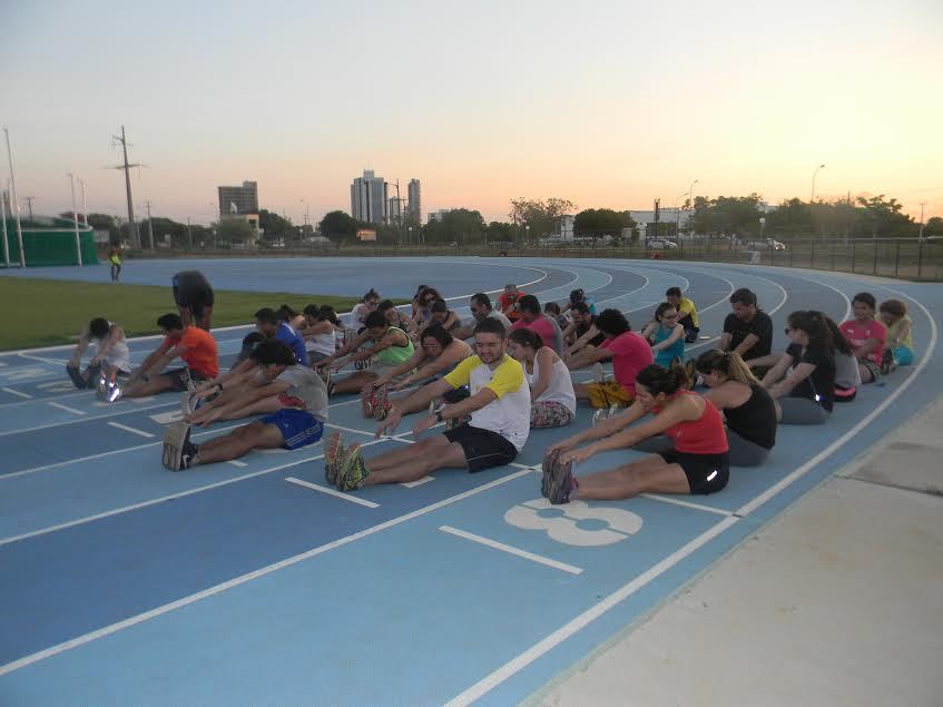 Alongamento também faz parte dos treinos no clube da corrida. Foto: Divulgação