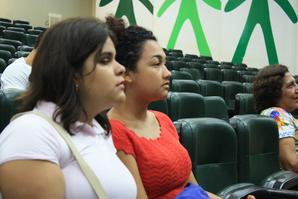 Caroline (à esquerda) diz que a discussão sobre acessiblidade deve ser contínua na Universidade (Foto: Samuel Lima)