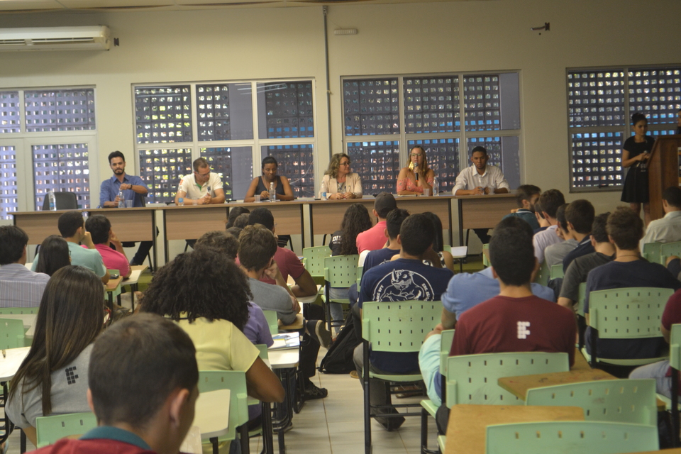 Professora Gisele (ao microfone) durante palestra ao lado dos integrantes da mesa de abertura (Foto: Paulo Teodoro/Dicom)