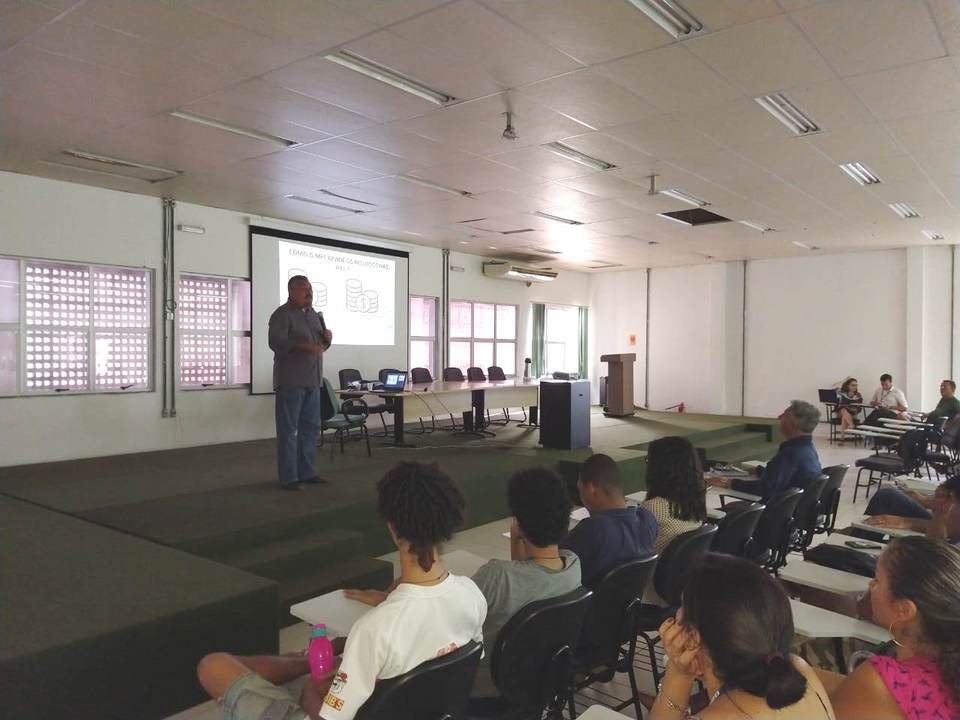 O pró-reitor Lemus Erasmo durante apresentação dos dados referentes ao contingenciamento (Foto: divulgação)