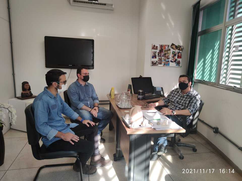 Reunião com membros da empresa que prosseguirá com as obras da Biblioteca do Câmpus de Gurupi  (Foto: Divulgação)