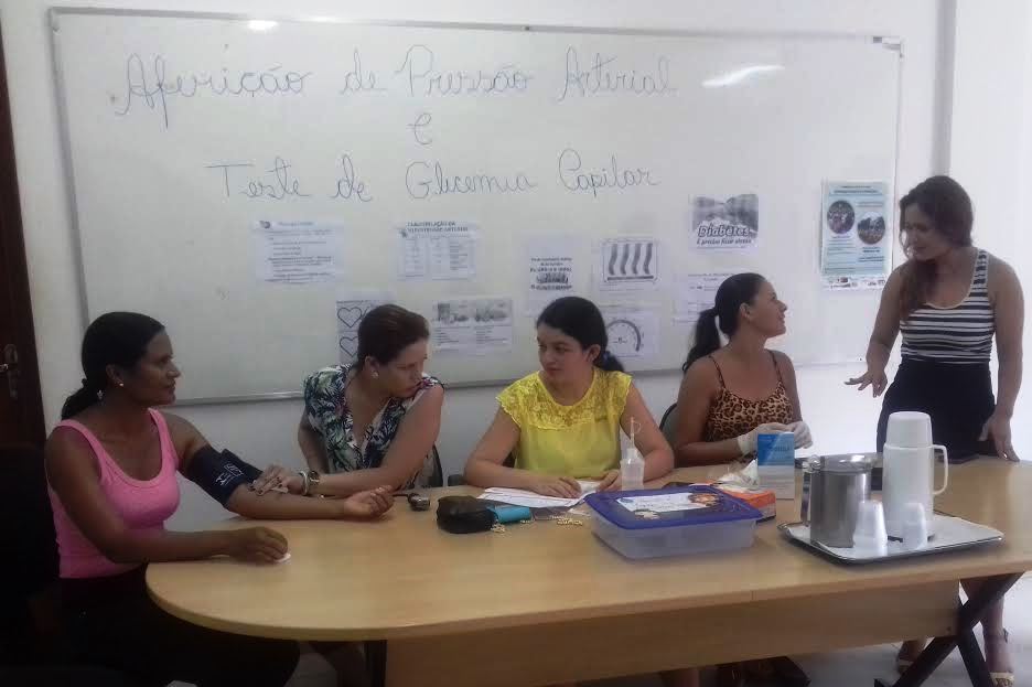 Aferição de pressão e teste de glicemia ao servidores do Câmpus de Tocantinópolis. Foto: Divulgação