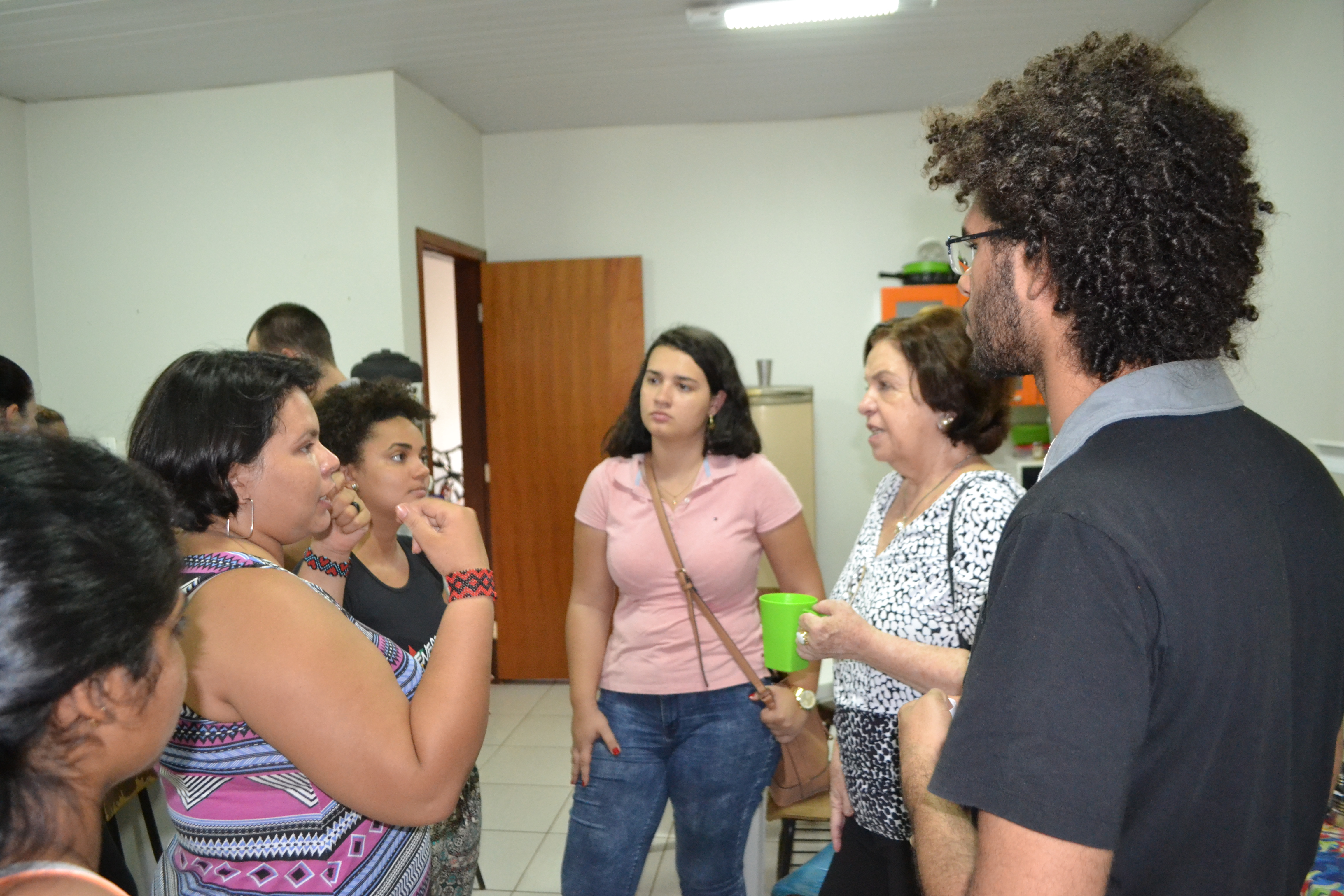 Estudantes preparam suco natural de caju colhido no Câmpus para receber os visitantes (Foto: danieldossantos)