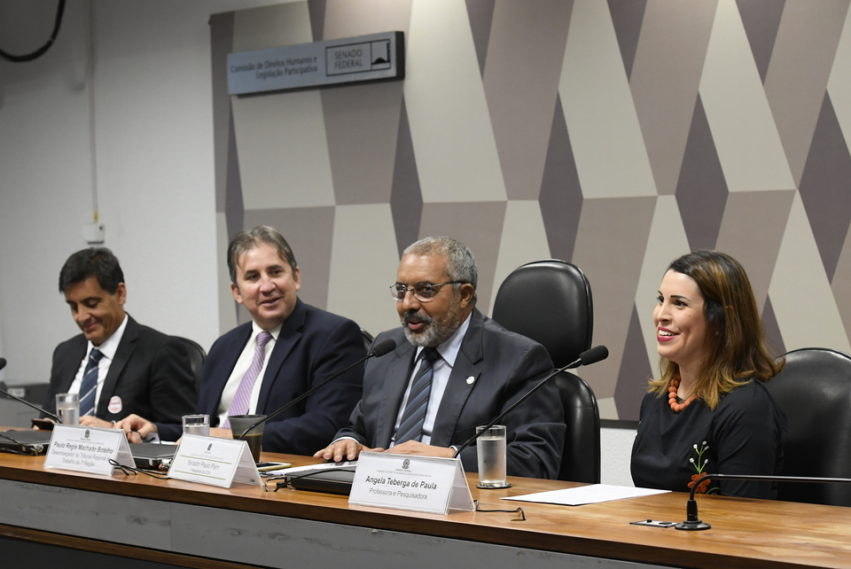  Mesa:    procurador regional do Trabalho, Gláucio Araújo de Oliveira;    desembargador do Tribunal Regional do Trabalho da 7ª Região, Paulo Regis Machado Botelho;    presidente da CDH, senador Paulo Paim (PT-RS);    professora e pesquisadora, Angela Teberga de Paula.        Foto: Roque de Sá/Agência Senado